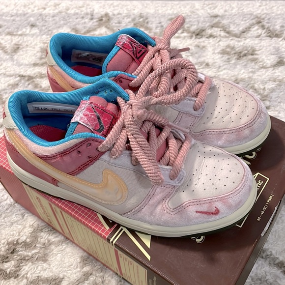 strawberry milk nike sb
